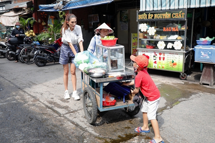 vo hoang yen tro lai ngay may man bung mam ban goi cuon giup ba bau don than