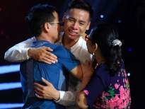 Cao Xuân Tài khóc nghẹn trong vòng tay ba mẹ trên sân khấu 'Én vàng nghệ sĩ 2020'