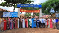 NTK Việt Hùng cùng nhiều nghệ sĩ tặng áo dài cho các cô giáo Bình Phước