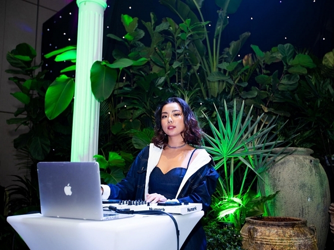 Lại Thanh Hương vừa làm DJ, vừa là người mẫu trong cùng một show thời trang