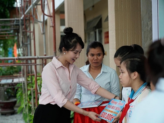 Lucy Như Thảo về quê tặng quà cho trẻ em nghèo vượt khó