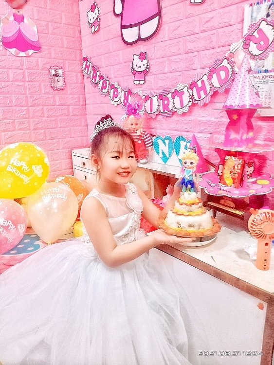 Mẫu nhí Elsa Khả Doanh được chính ba làm chiếc bánh độc nhất vô nhị mừng sinh nhật