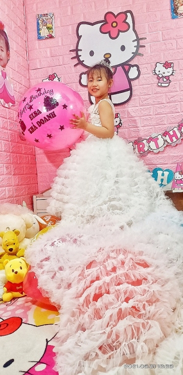 Mẫu nhí Elsa Khả Doanh được chính ba làm chiếc bánh độc nhất vô nhị mừng sinh nhật