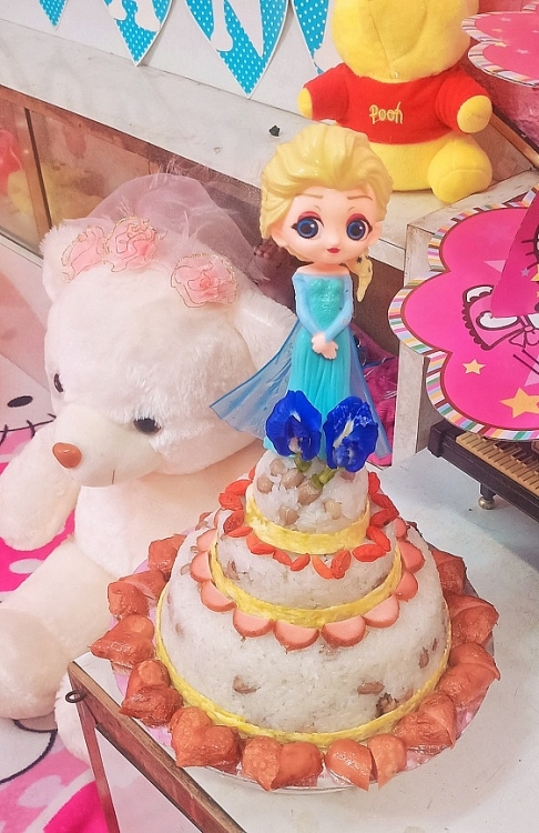 Mẫu nhí Elsa Khả Doanh được chính ba làm chiếc bánh độc nhất vô nhị mừng sinh nhật