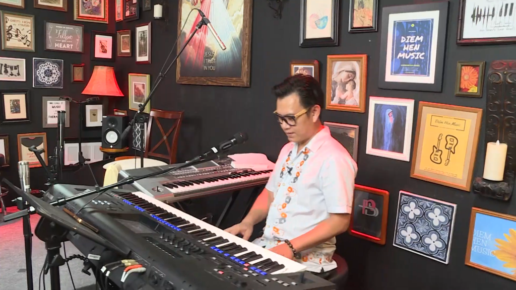 'Gõ cửa thăm nhà' gặp lại ca sĩ Hoàng Hiệp: Ấm lòng tình nghệ sĩ Việt nâng đỡ nhau nơi xứ người