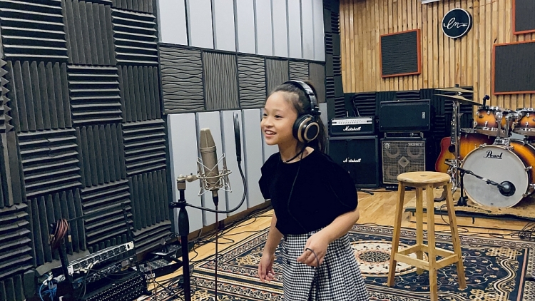 'Cô vy, em đi đi': Bài hát cổ động phòng dịch của Phan Đinh Tùng và con gái 'phá đảo' mạng xã hội