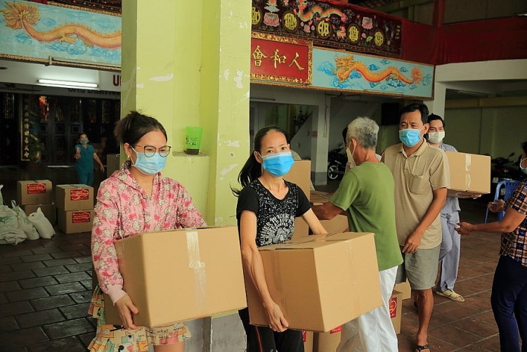 Tiếp tục tặng hàng trăm tấn nhu yếu phẩm, ca sĩ Hà Phương tri ân gia đình bằng việc làm từ thiện