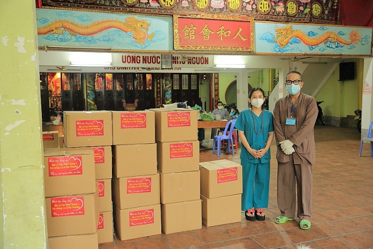 Tiếp tục tặng hàng trăm tấn nhu yếu phẩm, ca sĩ Hà Phương tri ân gia đình bằng việc làm từ thiện