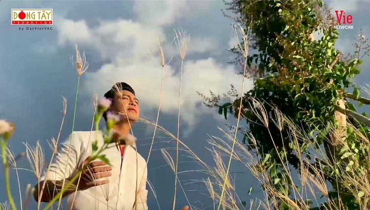 Thanh Duy 'chịu chơi' leo lên nóc nhà để quay MV cho ca sĩ bí ẩn