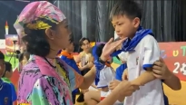 'Cầu thủ nhí 2021': Bật cười với phương pháp dỗ trẻ của Á hậu Mâu Thủy