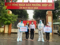 Hòa Hiệp và Bá Thắng nhận sự gửi gắm của NSƯT Ngọc Huyền và MC Thu Thảo trao quà thiện nguyện cho bà con khu cách ly