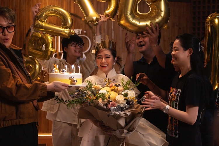 Lương Bích Hữu được Châu Đăng Khoa và ekip 'đánh úp' làm sinh nhật bất ngờ khi đang quay hình