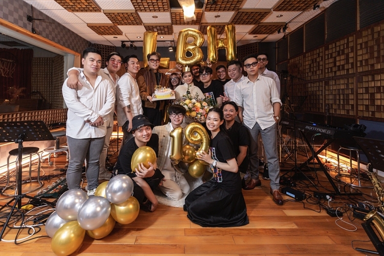 Lương Bích Hữu được Châu Đăng Khoa và ekip 'đánh úp' làm sinh nhật bất ngờ khi đang quay hình
