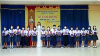 Hoa hậu Ngọc Châu về quê trao quà Trung thu và khai giảng năm học mới cho học sinh khó khăn