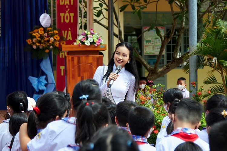 Hoa hậu Ngọc Châu về quê trao quà Trung thu và khai giảng năm học mới cho học sinh khó khăn