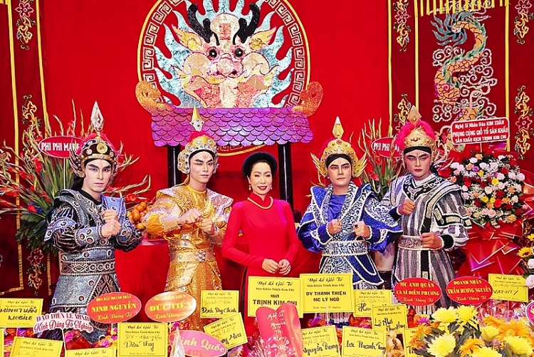 Nghệ sĩ rộn ràng dâng hương cúng Tổ nghiệp tại Sân khấu kịch Trịnh Kim Chi