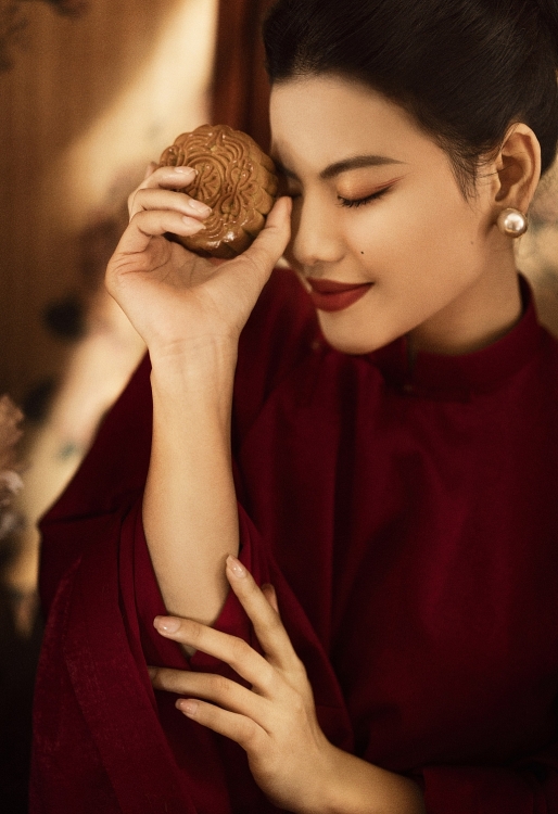 Ly Na Trang khoe vai trần gợi cảm với áo yếm