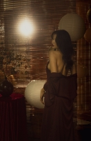 Ly Na Trang khoe vai trần gợi cảm với áo yếm