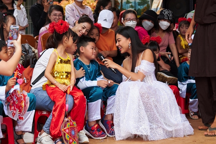 Á hậu Kim Duyên tích cực mang yêu thương đến với trẻ em dịp Tết Trung thu
