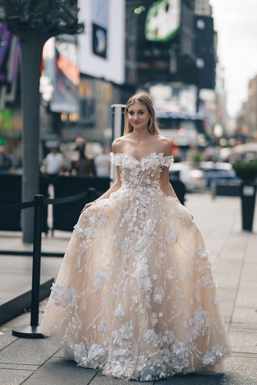 Váy cưới cao cấp của NTK Trần Phương Hoa tỏa sáng từ sàn diễn đến Quảng trường thời đại ở New York