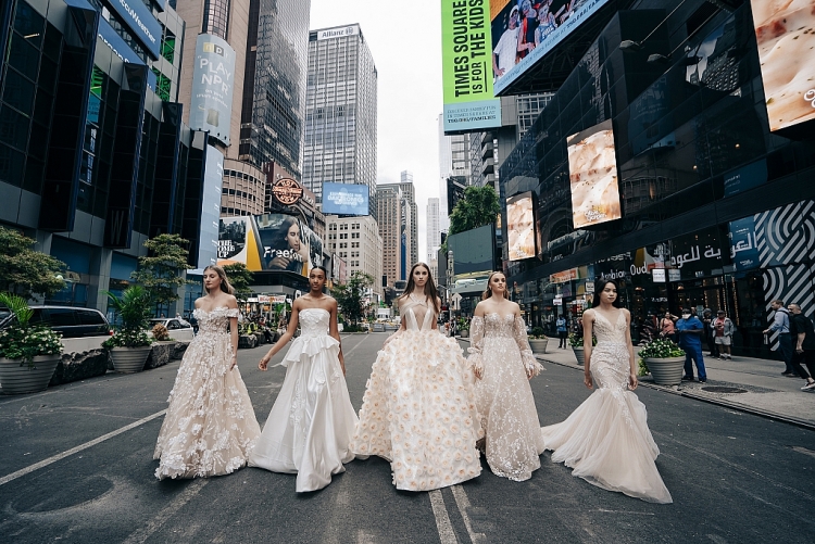 Váy cưới cao cấp của NTK Trần Phương Hoa tỏa sáng từ sàn diễn đến Quảng trường thời đại ở New York