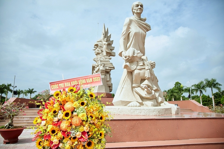 Top 25 'Hoa khôi sông Vàm 2022' dâng hương tại khu Công viên Tượng đài Long An, tưởng nhớ anh hùng Cách mạng