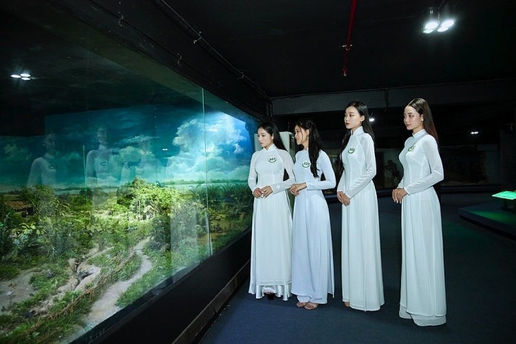 Top 25 'Hoa khôi sông Vàm 2022' dâng hương tại khu Công viên Tượng đài Long An, tưởng nhớ anh hùng Cách mạng