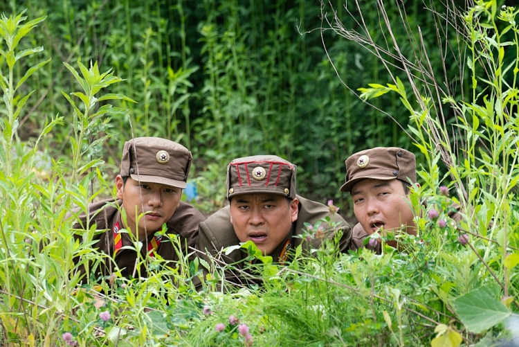 'Bỗng dưng trúng số': Cười ngặt nghẽo với màn 'hoán thân đổi phận' của hai anh lính Hàn Quốc – Triều Tiên