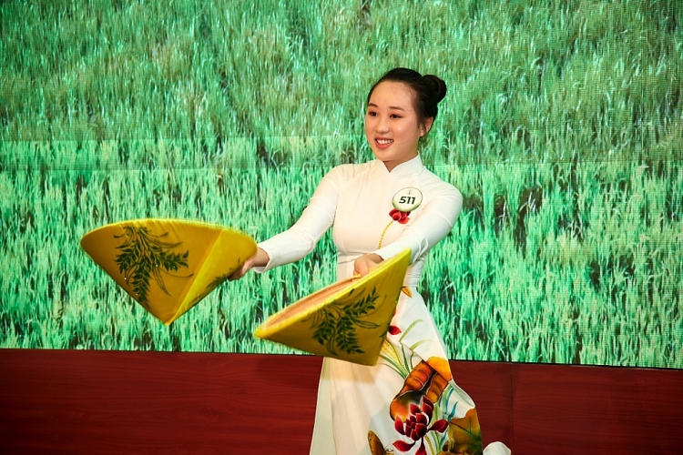 Phần thi Người đẹp tài năng 'Hoa khôi sông Vàm 2022' chinh phục trái tim ban giám khảo