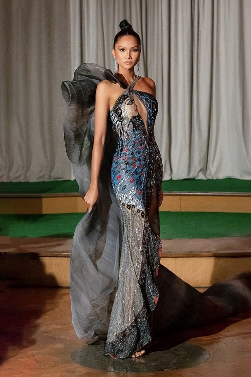 H'Hen Niê hội ngộ 'Hoa hậu hoàn vũ Italy 2021' tại show diễn của NTK Hoàng Hải