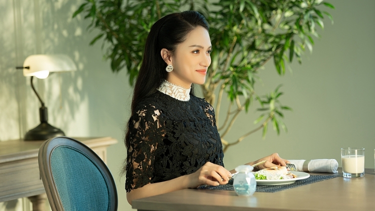 'Trà xanh' trong MV mới của Hương Giang ngang nhiên thách thức 'chính thất'
