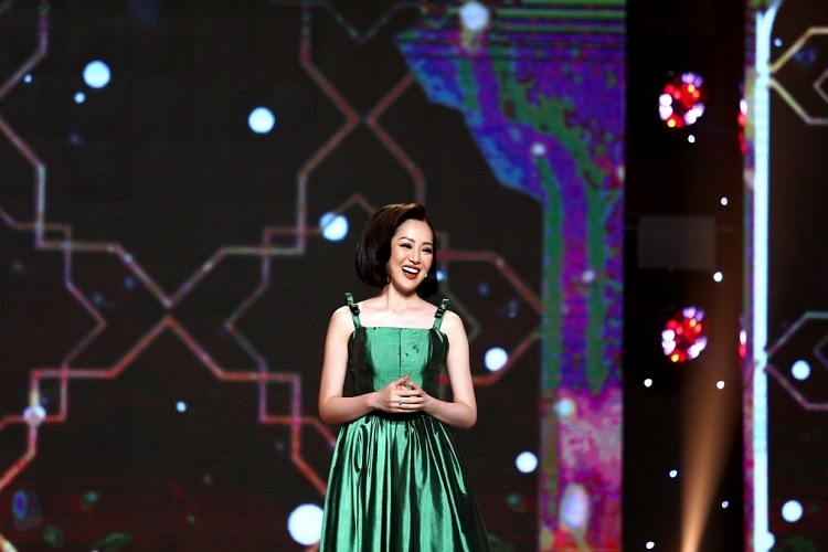 Phong cách thời trang cổ điển 'vạn người mê' của MC Minh Ngọc tại 'Người kể chuyện tình'