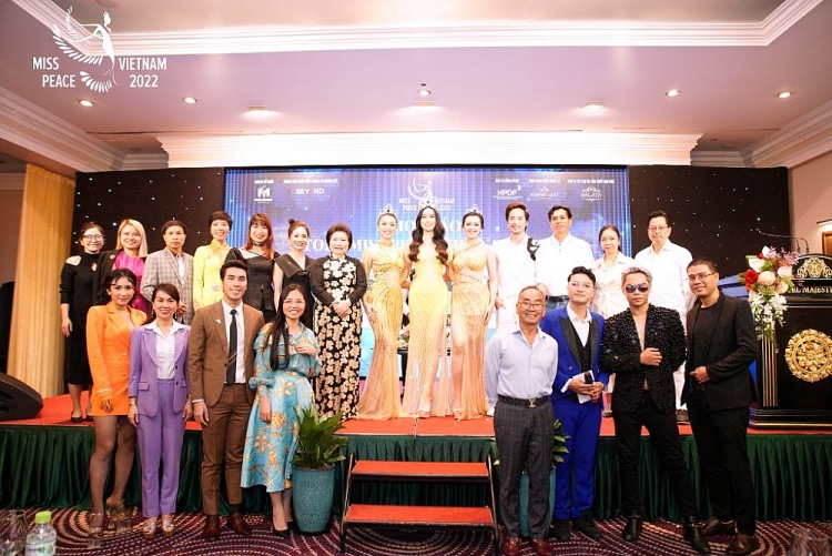 Tân Hoa hậu 'Miss Peace Vietnam' Ban Mai và hai Á hậu rạng rỡ ra mắt tại TP.HCM