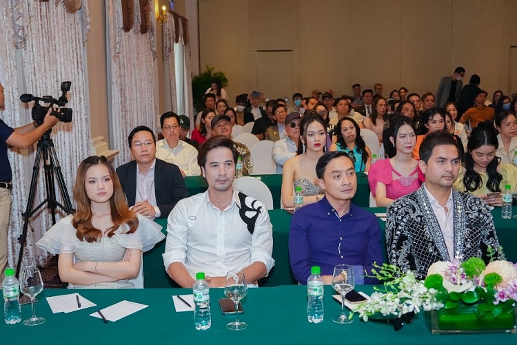 Tân Hoa hậu 'Miss Peace Vietnam' Ban Mai và hai Á hậu rạng rỡ ra mắt tại TP.HCM