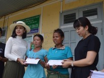 Việt Trinh và những người bạn cứu trợ dân vùng lũ
