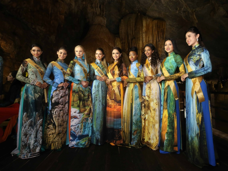 'Miss Grand International 2017': Các người đẹp không ngại leo núi, khám phá động Thiên Đường