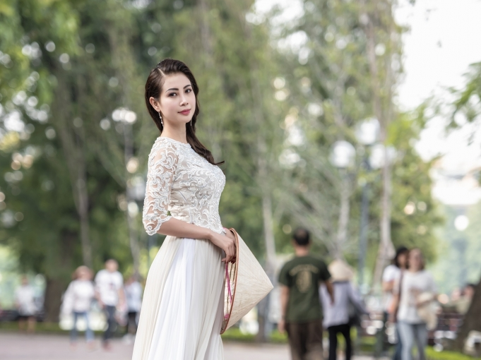 Á hậu Liên Phương đẹp nền nã trong tà áo dài trên phố phường Hà Nội