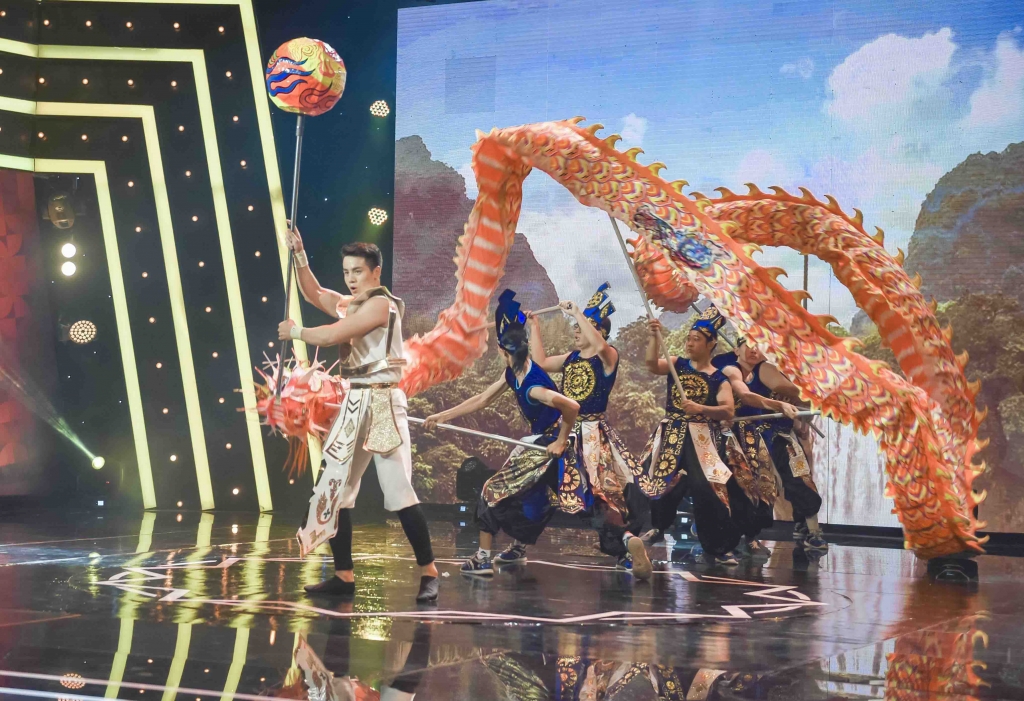 nam vuong cao xuan tai hoa than lac long quan bay luon tren khong