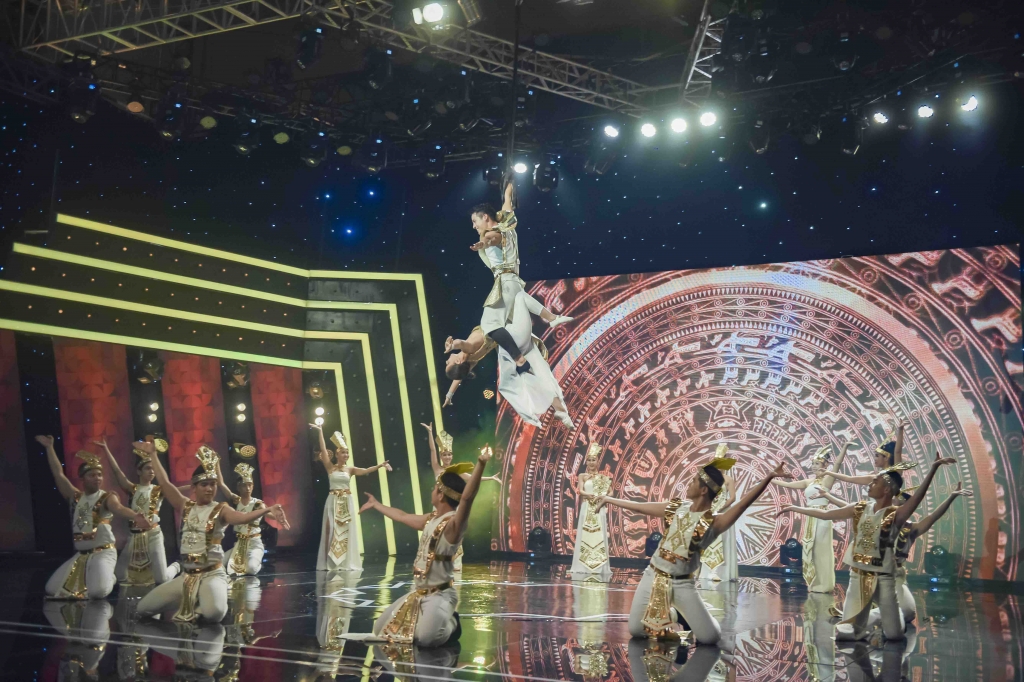 nam vuong cao xuan tai hoa than lac long quan bay luon tren khong