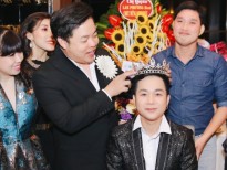 Quách Tuấn Du được Quang Lê tặng vương miện trong tiệc sinh nhật tuổi 37