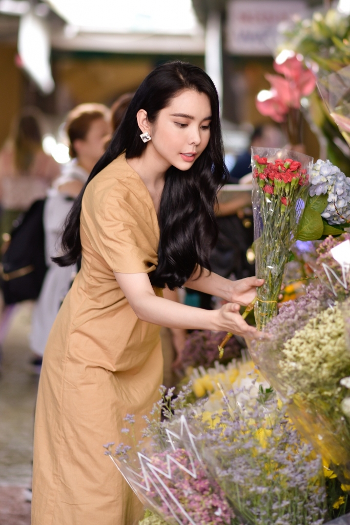 huynh vy keu goi ban be quoc te den tphcm kham pha du lich uong cafe ngoi xich lo va tap the duc