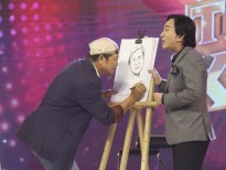 NSƯT Kim Tử Long hồ hởi lên sân khấu làm mẫu cho thí sinh vẽ tranh chân dung