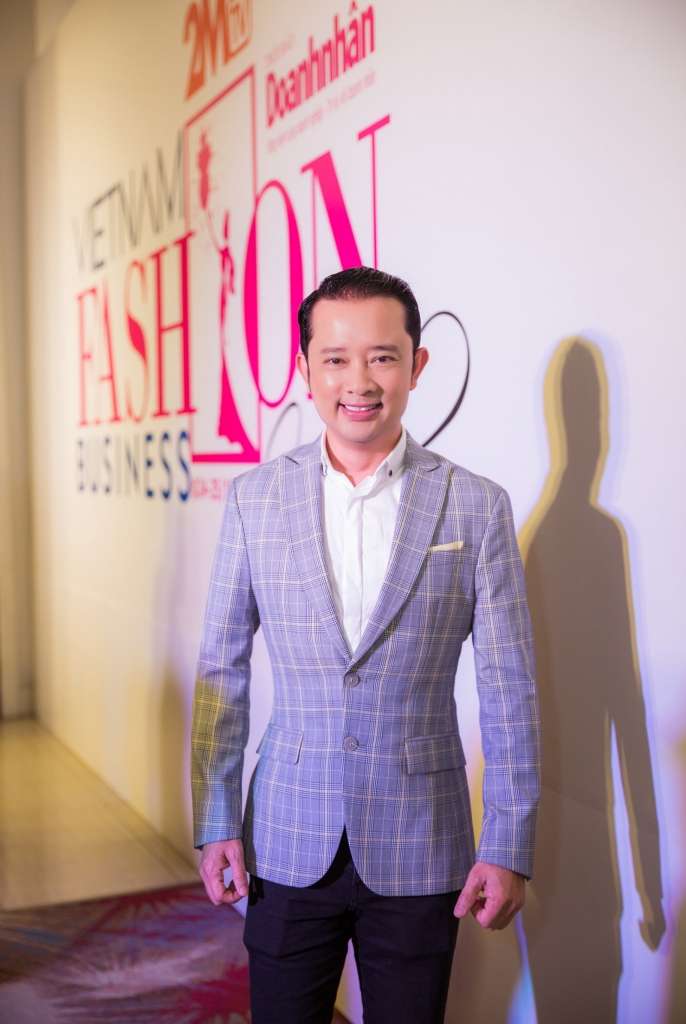 dao dien nguyen quy khang giup 100 doanh nhan toa sang tren san khau vietnam business fashion week 2018