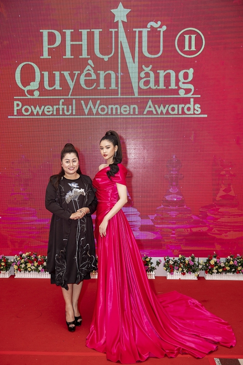 truong quynh anh nhan cup tai gala ton vinh phu nu quyen nang mua 2