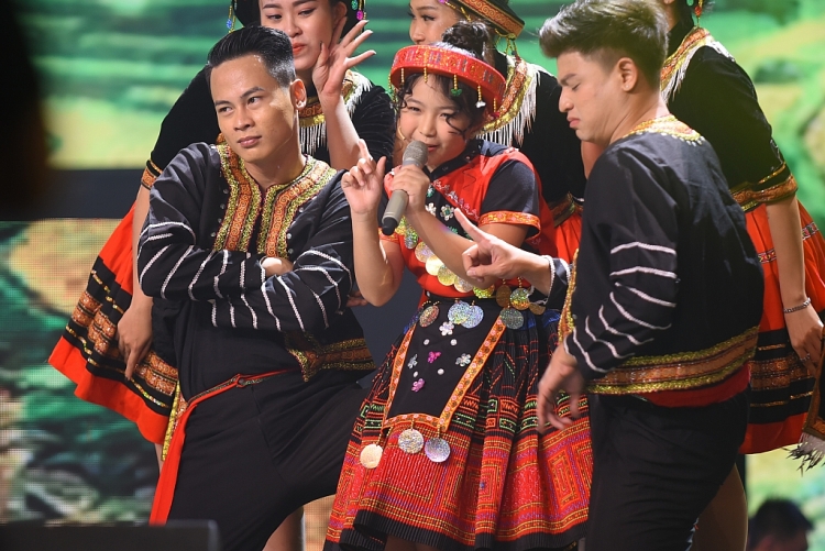 the voice kids lop hoc nhan van cua team huong giang duong cam