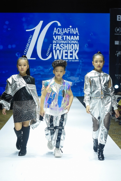 vietnam international fashion week ky niem 10 mua mot hanh trinh thoi trang a fashion journey
