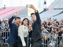 Hàng ngàn khán giả Hàn Quốc đón chào đoàn phim 'Bí mật của gió'