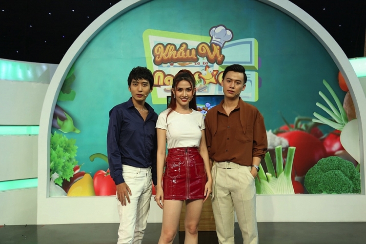 phan thi mo an vung khi dang ghi hinh khau vi ngoi sao