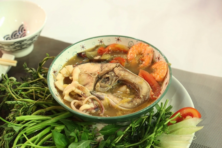 phan thi mo an vung khi dang ghi hinh khau vi ngoi sao