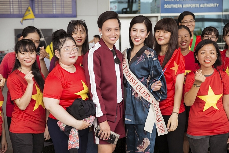 duong yen nhung mang 8 valy hanh ly sang chinh chien o philippines